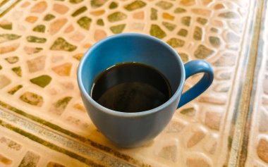 Playa del Carmen 'de bir Meksika dairesinde mavi kahve fincanı..