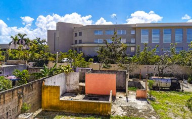 Playa del Carmen Quintana Roo Meksika 'da palmiye ağaçları olan tropikal cennette modern binalar ve mimari oteller tatil beldeleri ve daireler.