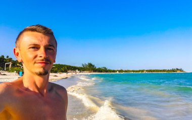 Erkek turist. Playa del Carmen Quintana Roo Mexico sahilinde selfie çeken adam..