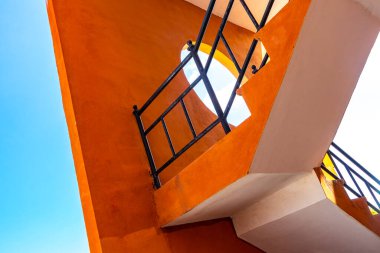 Playa del Carmen Quintana Roo Meksika 'da palmiye ağaçları olan tropikal cennette modern binalar ve mimari oteller tatil beldeleri ve daireler.