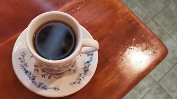 Panela Xícara Azul Branco Com Café Americano Preto Mesa Madeira — Vídeo de Stock