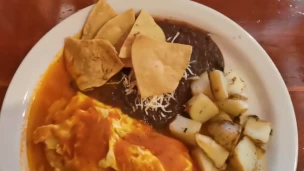 Meksika Omleti Siyah Fasulyeli Yumurta Patates Beyaz Tabakta Nachos Zicatela — Stok video