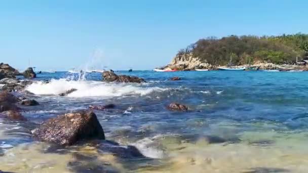 Strand Zand Turquoise Blauw Water Rotsen Kliffen Rotsblokken Palmbomen Enorme — Stockvideo