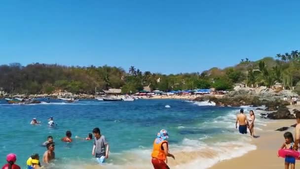 Puerto Escondido Oaxaca Mexico Březen 2023 Palmy Lidé Lodí Slunečníky — Stock video