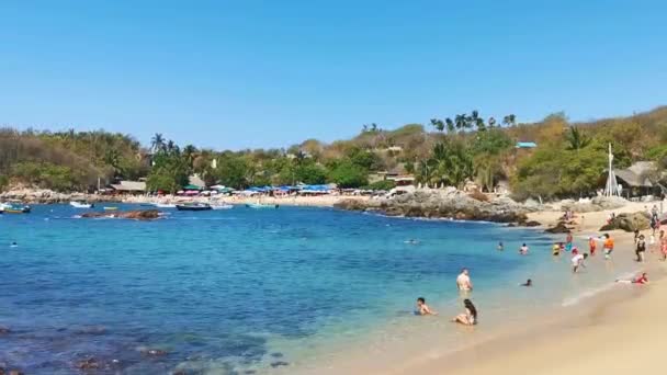 Puerto Escondido Oaxaca Meksyk Marzec 2023 Palmy Ludzie Łodzie Parasole — Wideo stockowe