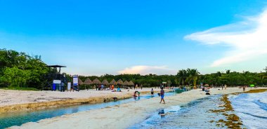 Playa del Carmen Quintana Roo Meksika 17. Mayıs 2023 Tropikal Meksika Karayip plajı ve birçok eğlenceli insanla panorama manzarası. Punta Esmeralda, Playa del Carmen Mexico 'dan güneşlenirler..