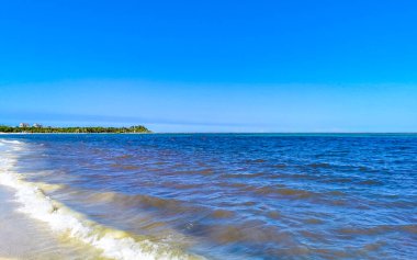Playa del Carmen Meksika 'da turkuvaz mavisi berrak sulara sahip tropik Meksika Karayip sahili manzarası..