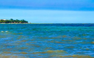 Playa del Carmen Meksika 'da turkuvaz mavisi berrak sulara sahip tropik Meksika Karayip sahili manzarası..