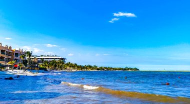 Playa del Carmen Meksika 'da turkuvaz mavisi berrak sulara sahip tropik Meksika Karayip sahili manzarası..