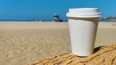 Kum denizi ve dalgalarla kumsalda El Cafecito 'yu soymak için kahve Zicatela Puerto Escondido Oaxaca Meksika' nın tadını çıkarın..