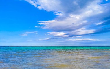 Playa del Carmen Meksika 'da turkuvaz mavisi berrak sulara sahip tropik Meksika Karayip sahili manzarası..