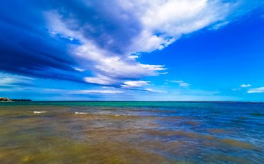 Playa del Carmen Meksika 'da turkuvaz mavisi berrak sulara sahip tropik Meksika Karayip sahili manzarası..