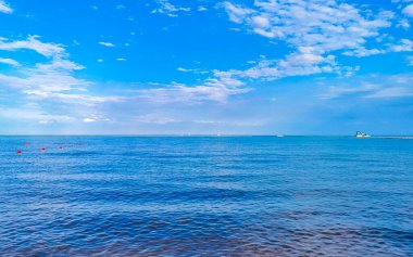 Playa del Carmen Meksika 'da turkuvaz mavisi berrak sulara sahip tropik Meksika Karayip sahili manzarası..