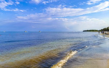 Playa del Carmen Meksika 'da turkuvaz mavisi berrak sulara sahip tropik Meksika Karayip sahili manzarası..