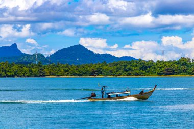 Ao Nang Krabi Tayland 21. Ekim 2018 'de Güneydoğu Asya' daki Ao Nang Amphoe Mueang Krabi Tayland 'daki kireçtaşı kayaları ve turkuaz su arasındaki ünlü sahil gölünde uzun kuyruklu tekneler..