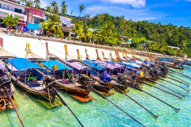 Koh Phi Phi Krabi Tayland 21. Ekim 2018 'de Ao Nang Krabi Tayland' daki Koh Phi Phi Don Adası 'ndaki kireçtaşı kayaları ve turkuaz su arasındaki ünlü sahil gölünde uzun kuyruklu tekneler..