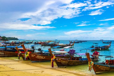 Koh Phi Phi Krabi Tayland 16. Ekim 2018 'de Ao Nang Krabi Tayland' daki Koh Phi Phi Don Adası 'ndaki kireçtaşı kayaları ve turkuaz su arasındaki ünlü sahil gölünde uzun kuyruklu tekneler..