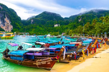 Koh Phi Phi Krabi Tayland 16. Ekim 2018 'de Ao Nang Krabi Tayland' daki Koh Phi Phi Don Adası 'ndaki kireçtaşı kayaları ve turkuaz su arasındaki ünlü sahil gölünde uzun kuyruklu tekneler..