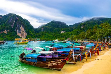 Koh Phi Phi Krabi Tayland 16. Ekim 2018 'de Ao Nang Krabi Tayland' daki Koh Phi Phi Don Adası 'ndaki kireçtaşı kayaları ve turkuaz su arasındaki ünlü sahil gölünde uzun kuyruklu tekneler..