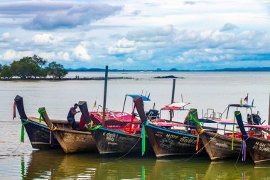 Ao Nang Krabi Tayland 19 numara. Ekim 2018 'de Güneydoğu Asya' daki Ao Nang Amphoe Mueang Krabi Tayland 'daki kireçtaşı kayaları ve turkuaz su arasındaki ünlü sahil gölünde uzun kuyruklu tekneler..
