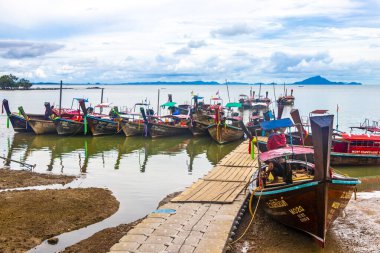 Ao Nang Krabi Tayland 19 numara. Ekim 2018 'de Güneydoğu Asya' daki Ao Nang Amphoe Mueang Krabi Tayland 'daki kireçtaşı kayaları ve turkuaz su arasındaki ünlü sahil gölünde uzun kuyruklu tekneler..