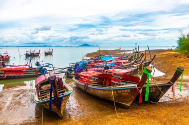 Ao Nang Krabi Tayland 19 numara. Ekim 2018 'de Güneydoğu Asya' daki Ao Nang Amphoe Mueang Krabi Tayland 'daki kireçtaşı kayaları ve turkuaz su arasındaki ünlü sahil gölünde uzun kuyruklu tekneler..