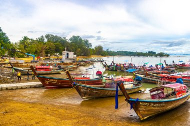 Ao Nang Krabi Tayland 19 numara. Ekim 2018 'de Güneydoğu Asya' daki Ao Nang Amphoe Mueang Krabi Tayland 'daki kireçtaşı kayaları ve turkuaz su arasındaki ünlü sahil gölünde uzun kuyruklu tekneler..