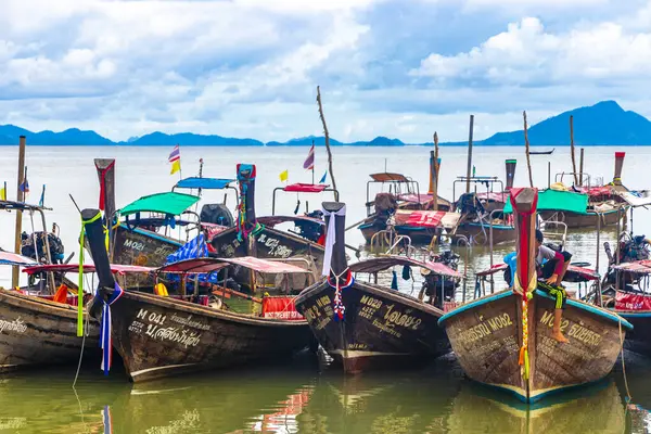 Ao Nang Krabi Tayland 19 numara. Ekim 2018 'de Güneydoğu Asya' daki Ao Nang Amphoe Mueang Krabi Tayland 'daki kireçtaşı kayaları ve turkuaz su arasındaki ünlü sahil gölünde uzun kuyruklu tekneler..