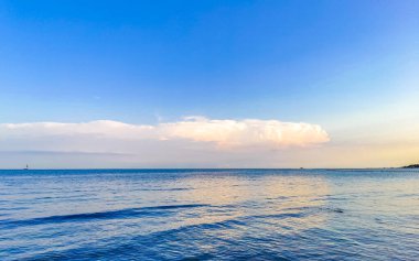 Playa del Carmen Meksika 'da turkuvaz mavisi berrak sulara sahip tropik Meksika Karayip sahili manzarası..