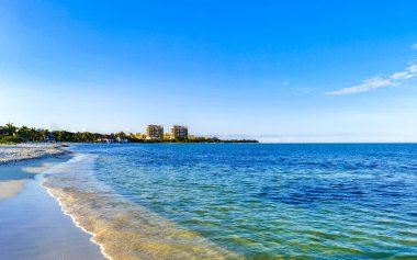Playa del Carmen Meksika 'da turkuvaz mavisi berrak sulara sahip tropik Meksika Karayip sahili manzarası..
