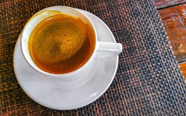 Playa del Carmen Quintana Roo Meksika 'daki restoran kafeteryasında bir bardak siyah kaşık ve tabak kahve..