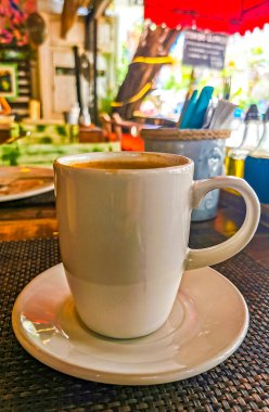 Playa del Carmen Quintana Roo Meksika 'daki restoran kafeteryasında bir bardak siyah kaşık ve tabak kahve..