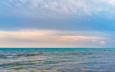 Playa del Carmen Meksika 'da turkuvaz mavisi berrak sulara sahip tropik Meksika Karayip sahili manzarası..