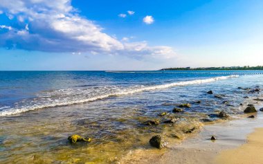 Playa del Carmen Quintana Roo Meksika sahilindeki turkuaz yeşil ve mavi sularda kayalar ve mercanlar..