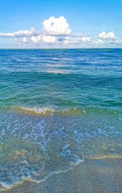 Playa del Carmen Meksika 'da turkuvaz mavisi berrak sulara sahip tropik Meksika Karayip sahili manzarası..