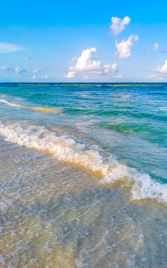 Playa del Carmen Meksika 'da turkuvaz mavisi berrak sulara sahip tropik Meksika Karayip sahili manzarası..