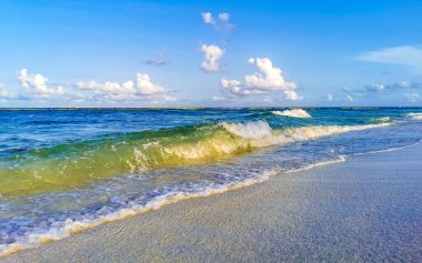 Playa del Carmen Meksika 'da turkuvaz mavisi berrak sulara sahip tropik Meksika Karayip sahili manzarası..