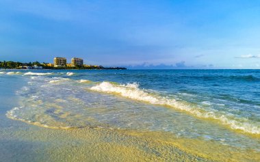 Playa del Carmen Meksika 'da turkuvaz mavisi berrak sulara sahip tropik Meksika Karayip sahili manzarası..