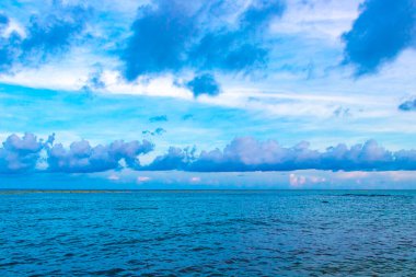 Playa del Carmen Meksika 'da turkuvaz mavisi berrak sulara sahip tropik Meksika Karayip sahili manzarası..