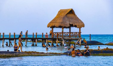 Playa del Carmen Quintana Roo Meksika 14. Ağustos 2023 Pampa ve Playa Xcalacoco Playa del Carmen Mexico 'daki Palapa bungalovu ile berrak turkuaz mavi su ve iskeleli Meksika tropikal karayip sahili manzarası..