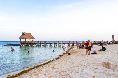 Playa del Carmen Quintana Roo Meksika 14. Ağustos 2023 Pampa ve Playa Xcalacoco Playa del Carmen Mexico 'daki Palapa bungalovu ile berrak turkuaz mavi su ve iskeleli Meksika tropikal karayip sahili manzarası..