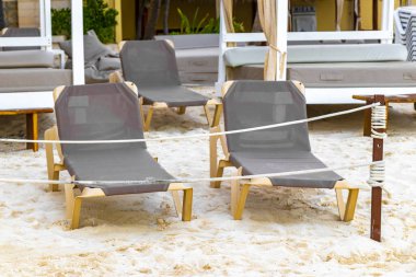 Palapa sazdan çatılar palmiye ağaçları şemsiyeler ve Playa del Carmen Meksika 'daki tropikal Meksika plajındaki sahil otelindeki güneş pansiyonları..