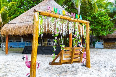 Playa del Carmen Meksika 14 numara. Ağustos 2023 Renkli Riviera Maya yazı sembolü Playa del Carmen Quintana Roo 'daki Xcalacoco plajında salıncakta sallanıyor..