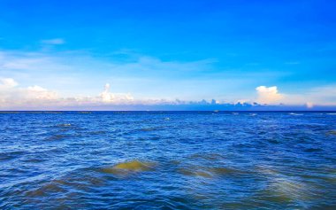 Playa del Carmen Mexico 'da turkuvaz mavisi tatil beldeleri ve palmiye ağaçları olan tropik Meksika Karayip plajı manzarası..