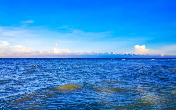 Playa del Carmen Mexico 'da turkuvaz mavisi tatil beldeleri ve palmiye ağaçları olan tropik Meksika Karayip plajı manzarası..