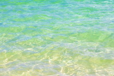 Playa del Carmen Meksika 'da berrak turkuaz mavi sularla tropikal Meksika sahili manzarası ve Karayip denizinde su ve kum dalgaları..