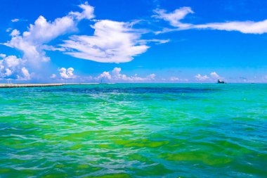 Playa del Carmen Mexico 'da turkuvaz mavisi tatil beldeleri ve palmiye ağaçları olan tropik Meksika Karayip plajı manzarası..