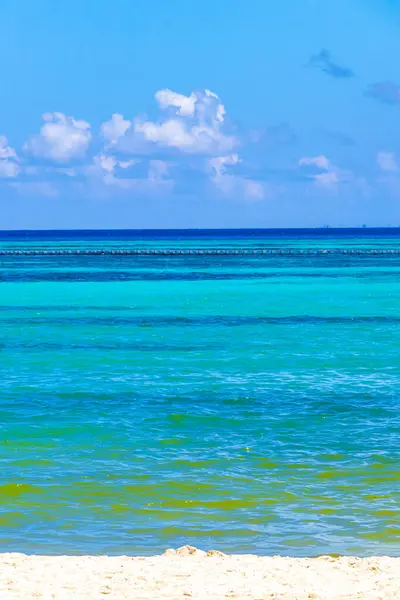 Playa del Carmen Mexico 'da turkuvaz mavisi tatil beldeleri ve palmiye ağaçları olan tropik Meksika Karayip plajı manzarası..