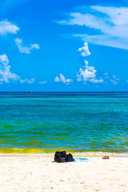 Playa del Carmen Mexico 'da turkuvaz mavisi tatil beldeleri ve palmiye ağaçları olan tropik Meksika Karayip plajı manzarası..