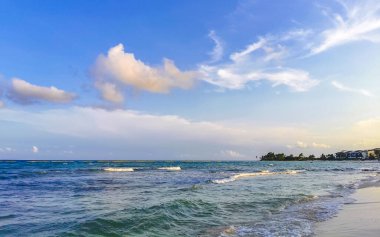 Playa del Carmen Meksika 'da turkuvaz mavisi berrak sulara sahip tropik Meksika Karayip sahili manzarası..